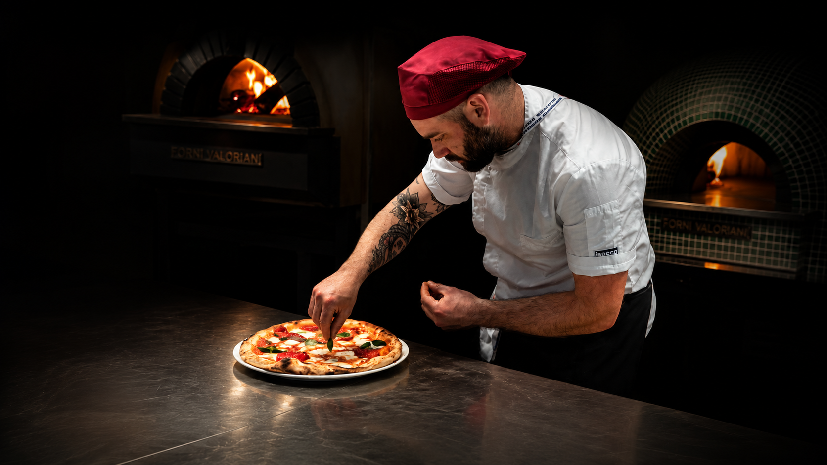 Pizzaiolo sorridente che vince un premio